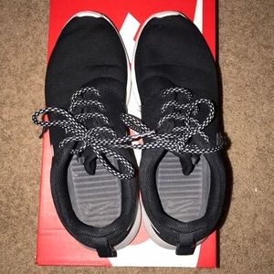 black nike roshe tennis shoes